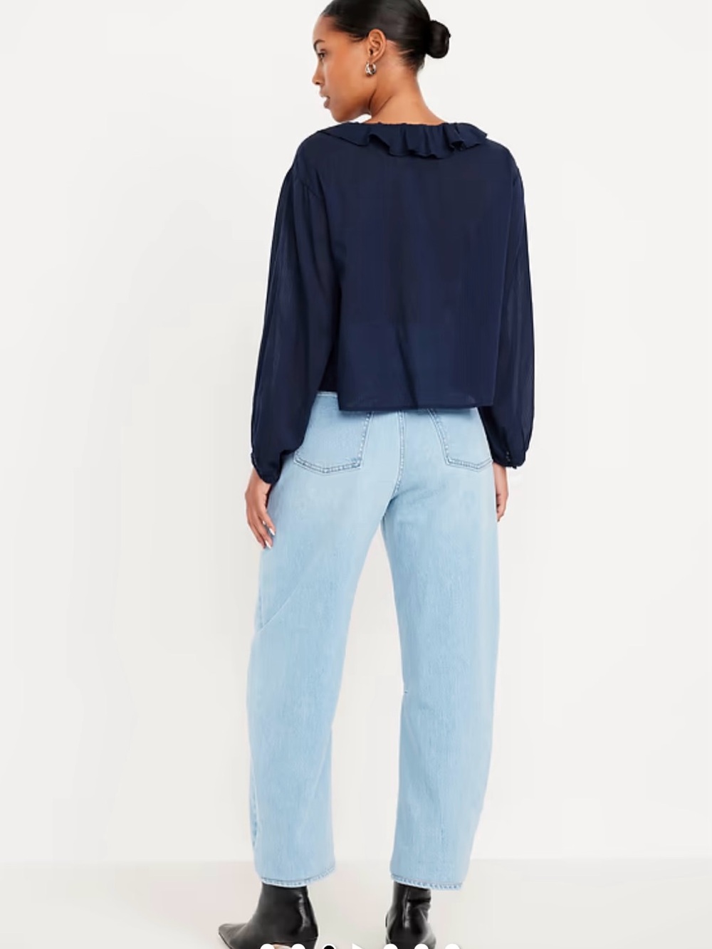 Light Wash Barrel Leg Women’s Jeans - Picture 3 of 4